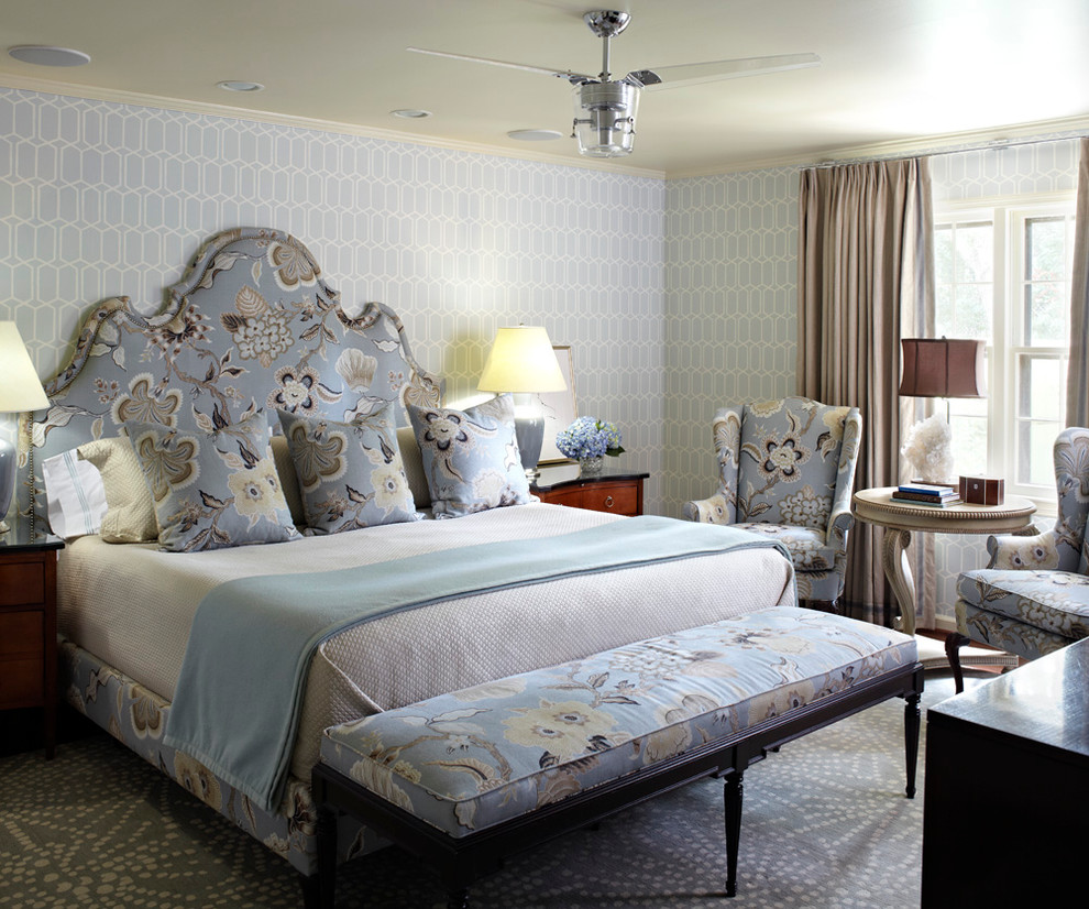Imagen de dormitorio principal tradicional de tamaño medio sin chimenea con paredes azules y moqueta