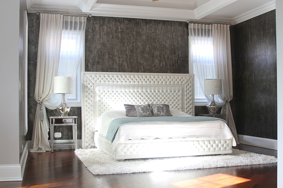 Свежая идея для дизайна: большая хозяйская спальня в стиле модернизм с серыми стенами, паркетным полом среднего тона и коричневым полом без камина - отличное фото интерьера