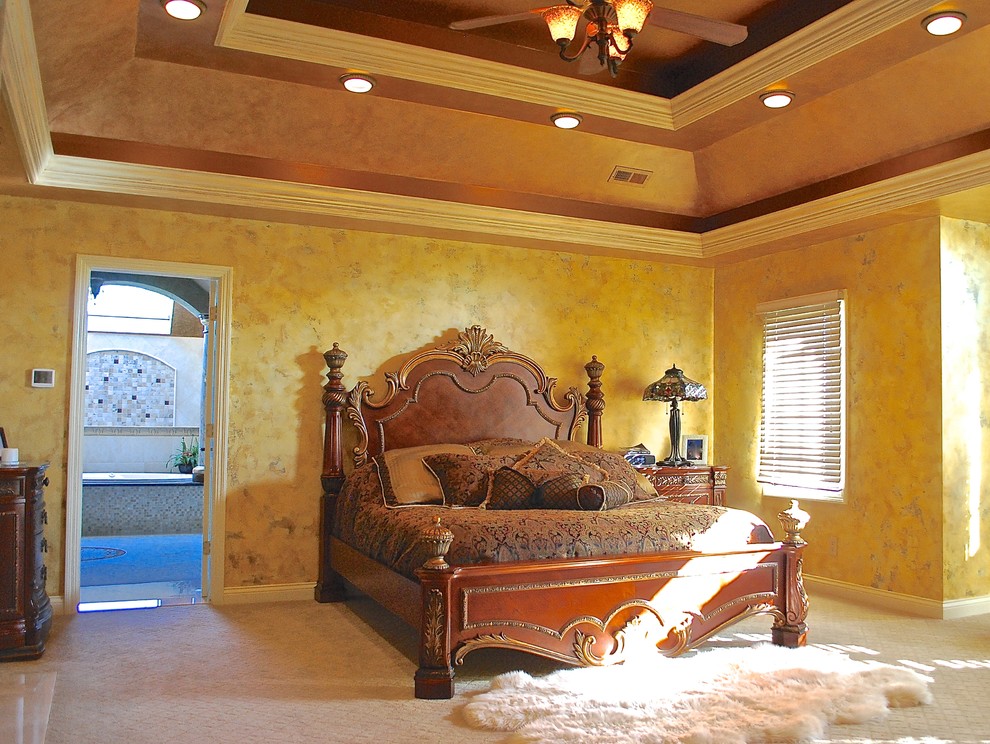Источник вдохновения для домашнего уюта: большая хозяйская спальня в средиземноморском стиле с ковровым покрытием, стандартным камином и бежевыми стенами