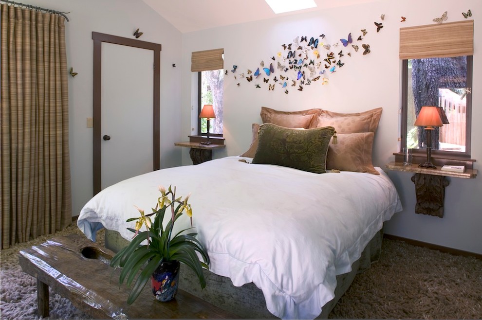 Пример оригинального дизайна: хозяйская спальня среднего размера в восточном стиле с белыми стенами и ковровым покрытием