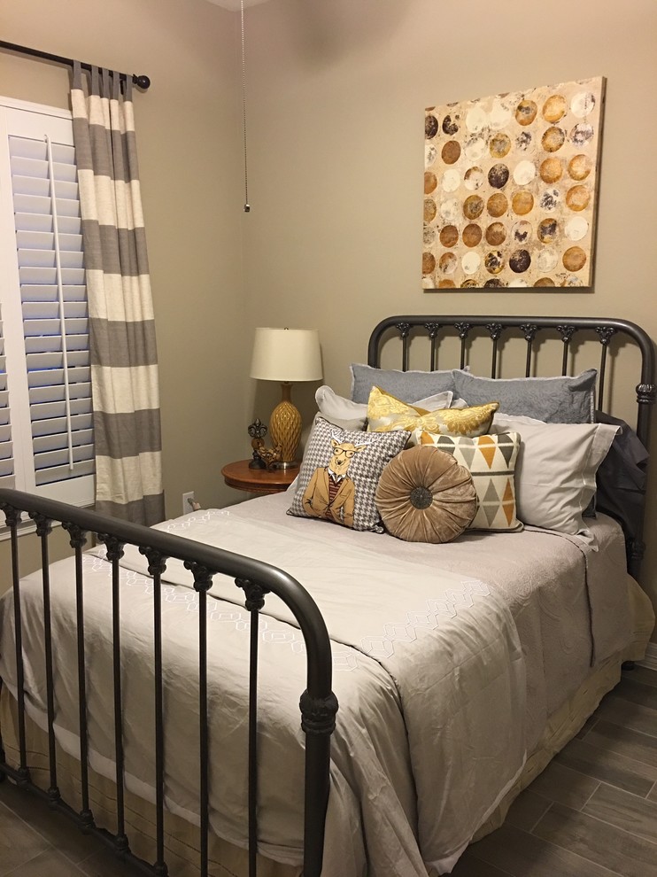 ヒューストンにある中くらいなエクレクティックスタイルのおしゃれな客用寝室 (ベージュの壁、磁器タイルの床、暖炉なし) のレイアウト
