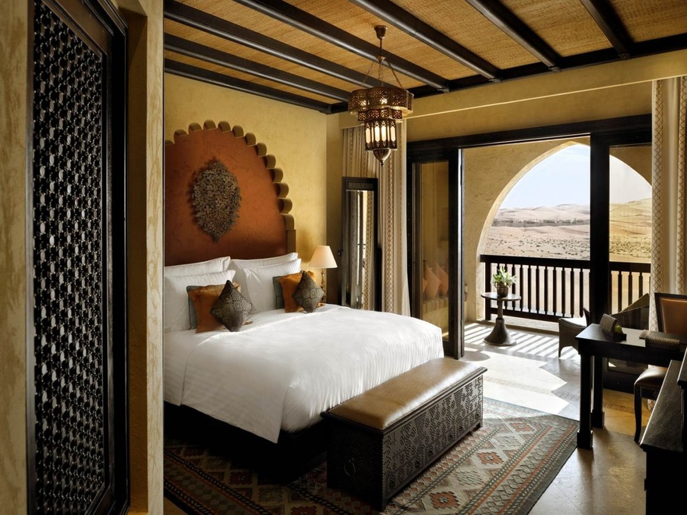 Стильный дизайн: хозяйская спальня в стиле фьюжн с бежевыми стенами без камина - последний тренд