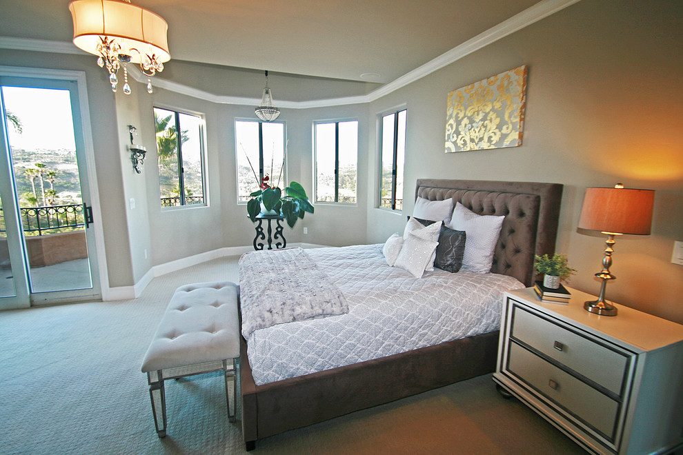 サンディエゴにある広いコンテンポラリースタイルのおしゃれな主寝室 (グレーの壁、カーペット敷き、暖炉なし) のレイアウト