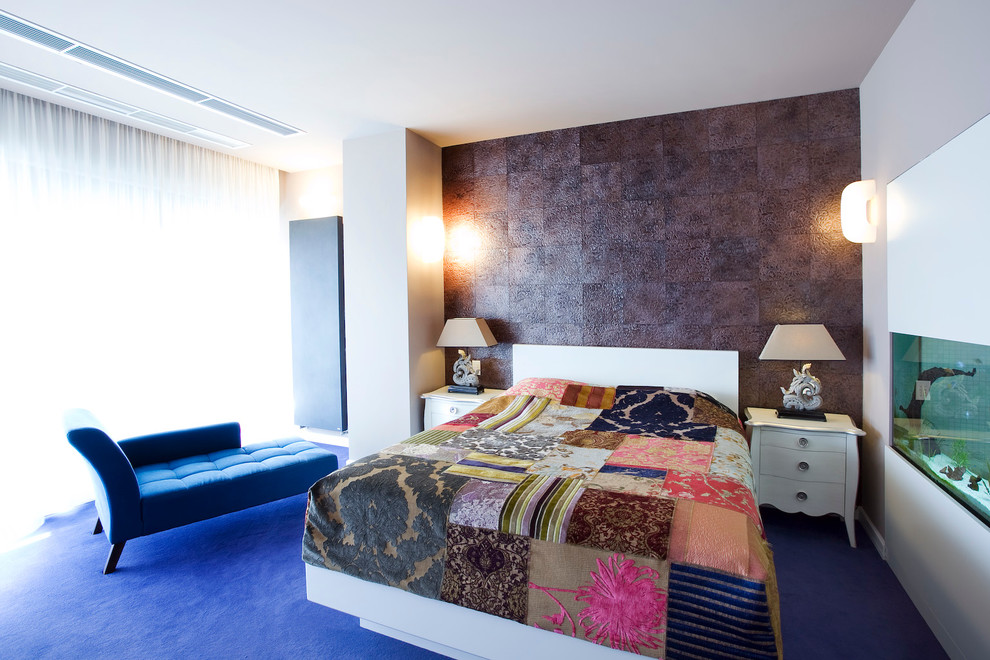 Exempel på ett modernt sovrum, med lila väggar, heltäckningsmatta och blått golv