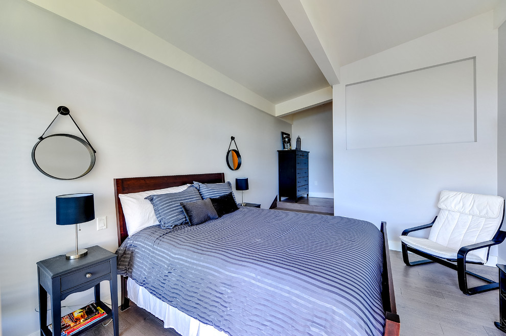 バンクーバーにあるコンテンポラリースタイルのおしゃれな寝室 (グレーの壁、淡色無垢フローリング) のインテリア