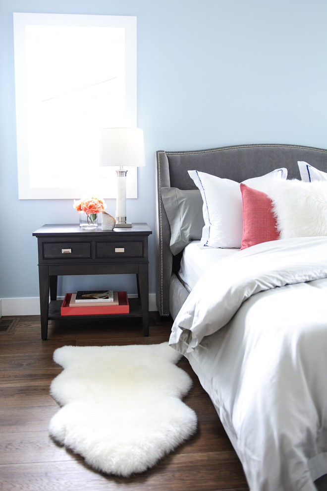 Esempio di una camera da letto tradizionale di medie dimensioni con pareti blu e pavimento in legno massello medio