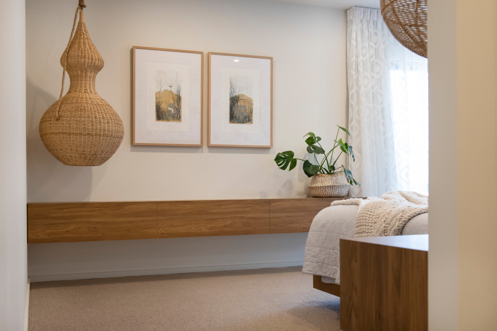 Ejemplo de dormitorio principal costero extra grande con paredes blancas, moqueta y suelo beige