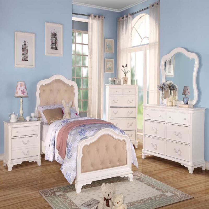 Modelo de dormitorio clásico con paredes azules y suelo de madera en tonos medios