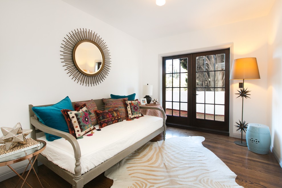 Foto de habitación de invitados mediterránea de tamaño medio sin chimenea con paredes blancas y suelo de madera oscura