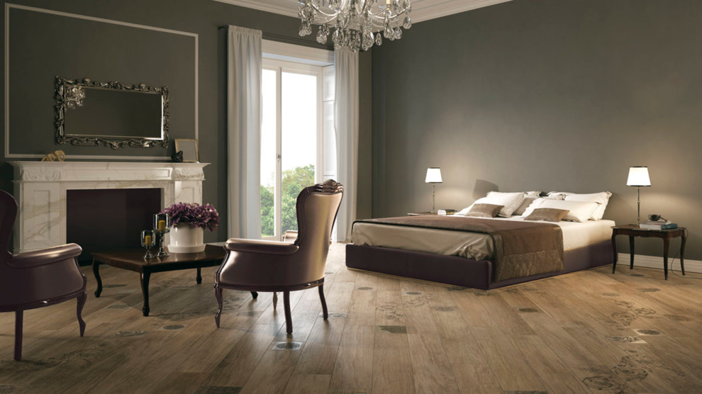 На фото: хозяйская спальня в классическом стиле с полом из керамогранита с