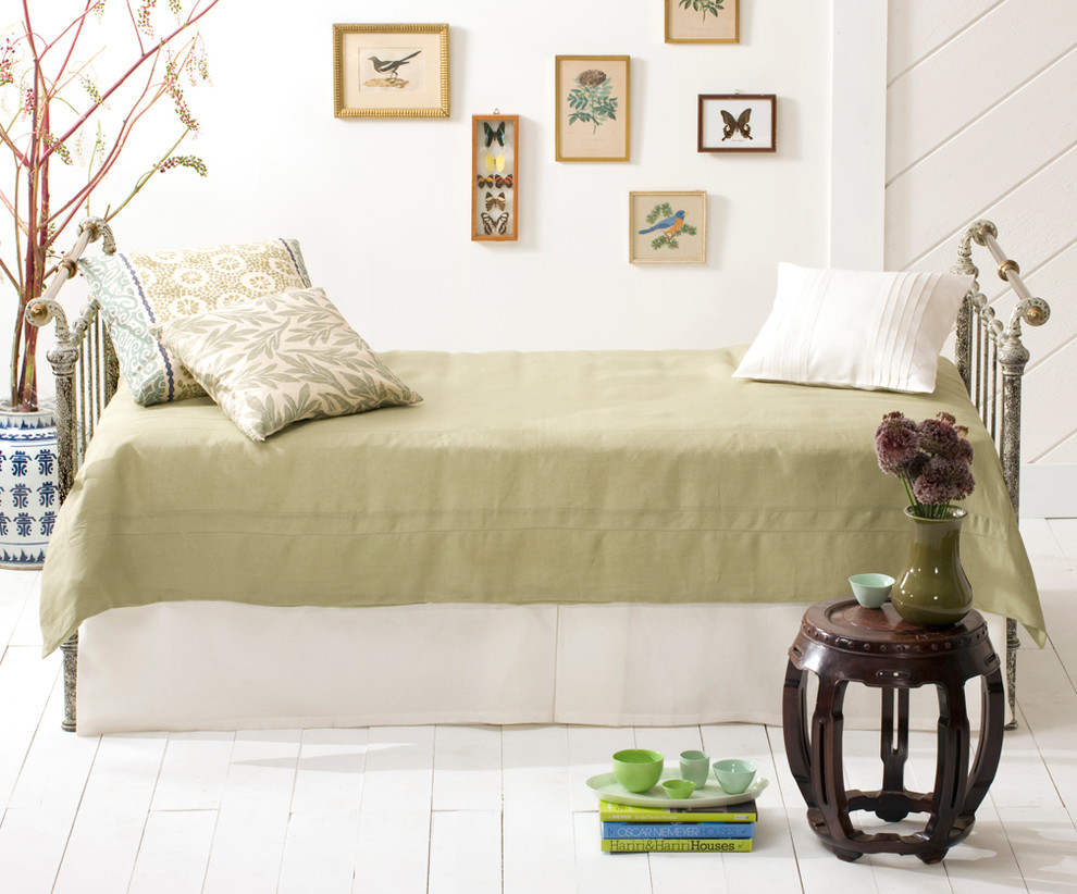 Modelo de habitación de invitados romántica con paredes blancas y suelo de madera pintada