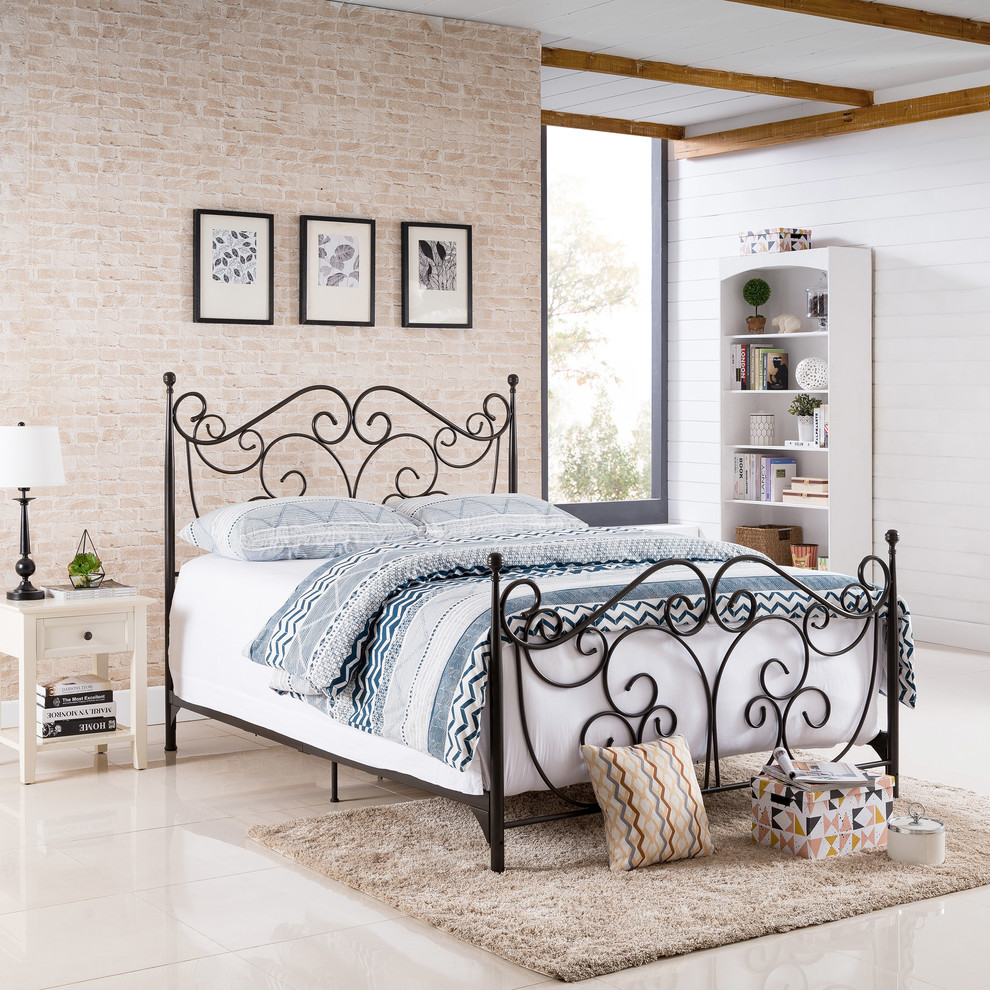 На фото: хозяйская спальня среднего размера в викторианском стиле с коричневыми стенами, полом из керамогранита и коричневым полом без камина