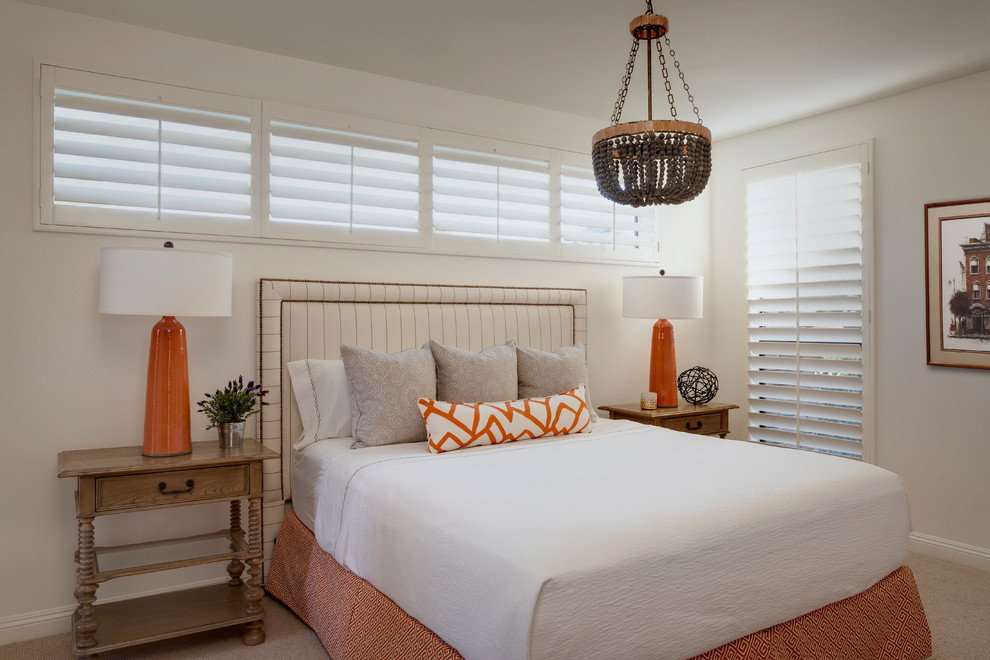 Свежая идея для дизайна: спальня в классическом стиле с белыми стенами и ковровым покрытием - отличное фото интерьера