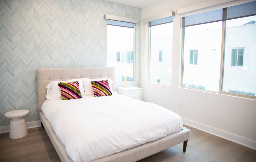 Свежая идея для дизайна: гостевая спальня среднего размера, (комната для гостей) в современном стиле с белыми стенами, паркетным полом среднего тона и серым полом - отличное фото интерьера