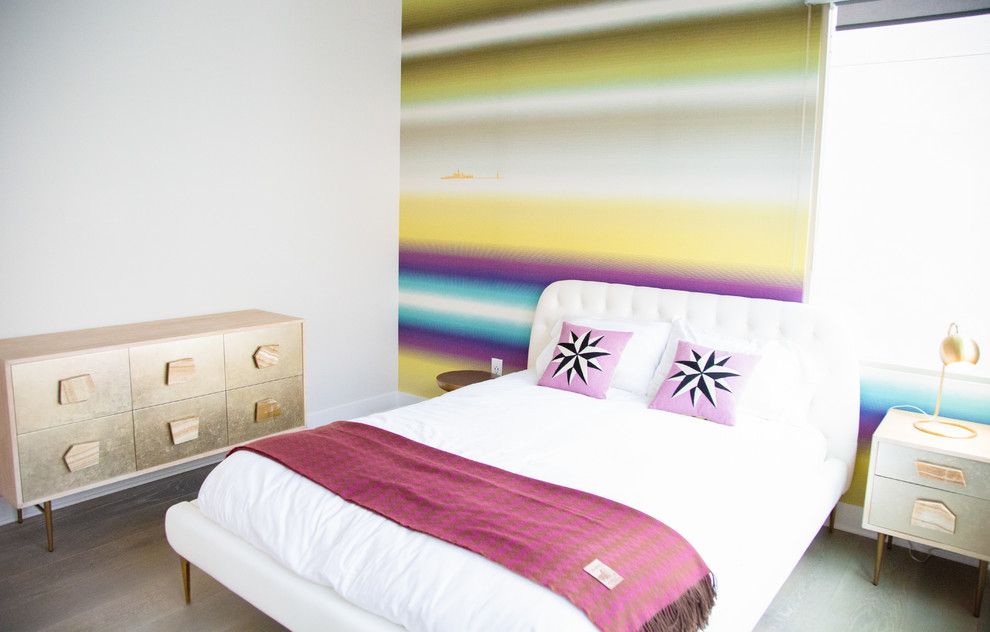 Modelo de habitación de invitados actual de tamaño medio con paredes blancas, suelo de madera en tonos medios y suelo gris