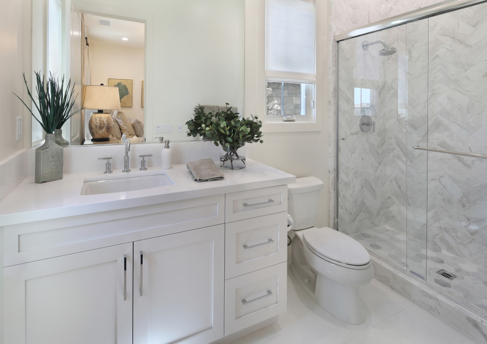 Пример оригинального дизайна: ванная комната среднего размера в стиле модернизм с белыми стенами, мраморным полом и белым полом