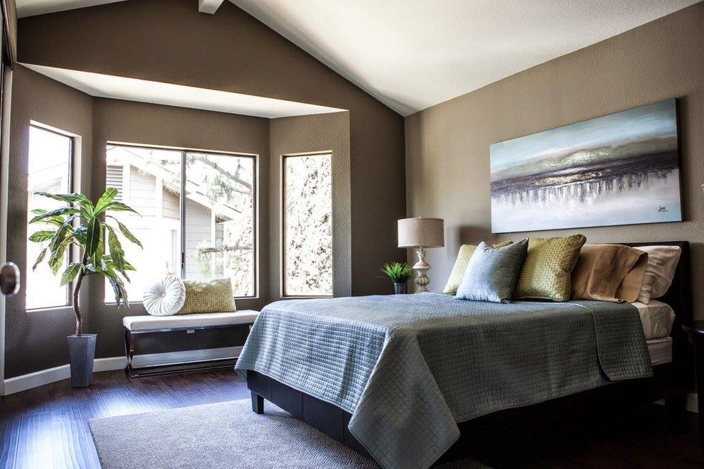 На фото: большая хозяйская спальня в стиле неоклассика (современная классика) с коричневыми стенами и полом из винила без камина с