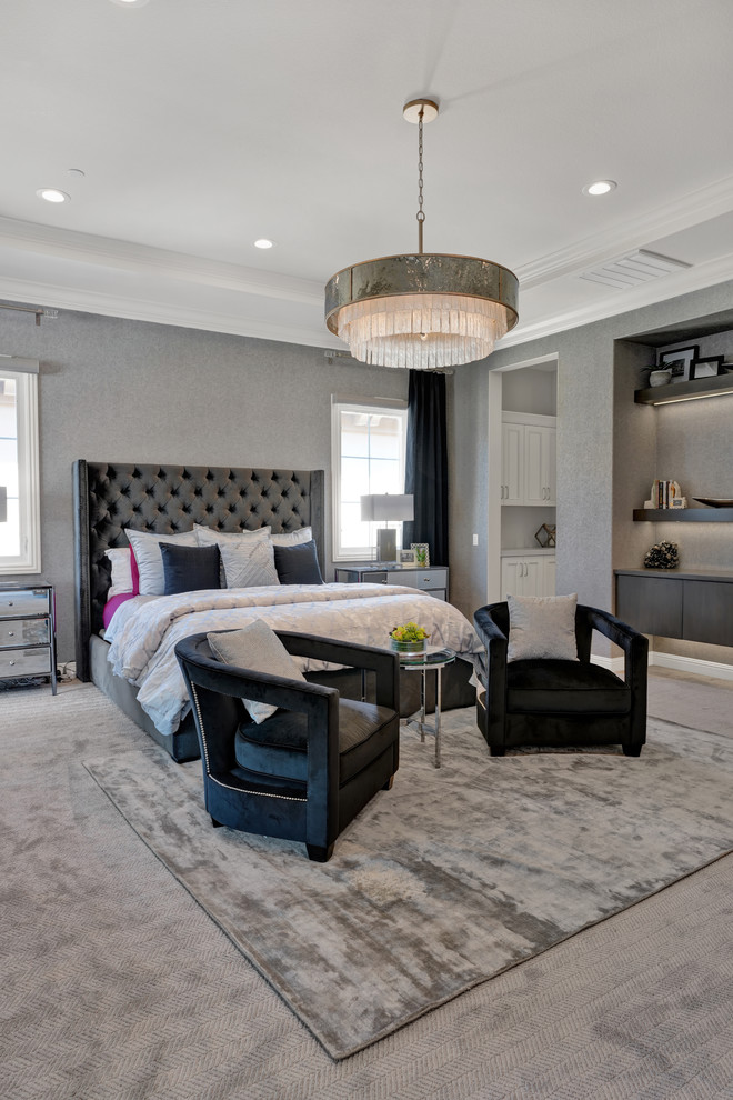 Klassisches Schlafzimmer mit grauer Wandfarbe, Teppichboden und grauem Boden in Orange County