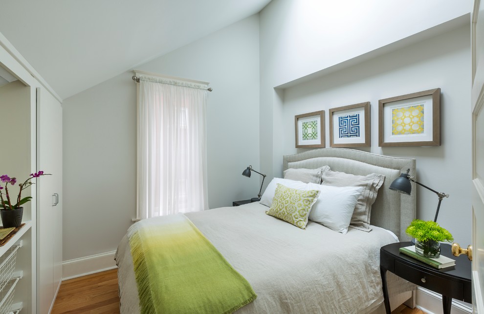 На фото: маленькая гостевая спальня (комната для гостей) в стиле неоклассика (современная классика) с серыми стенами и паркетным полом среднего тона без камина для на участке и в саду