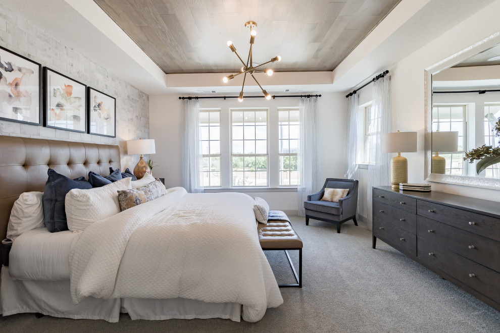 Immagine di una camera da letto classica con pareti bianche, moquette, pavimento grigio, soffitto ribassato, soffitto in legno e carta da parati