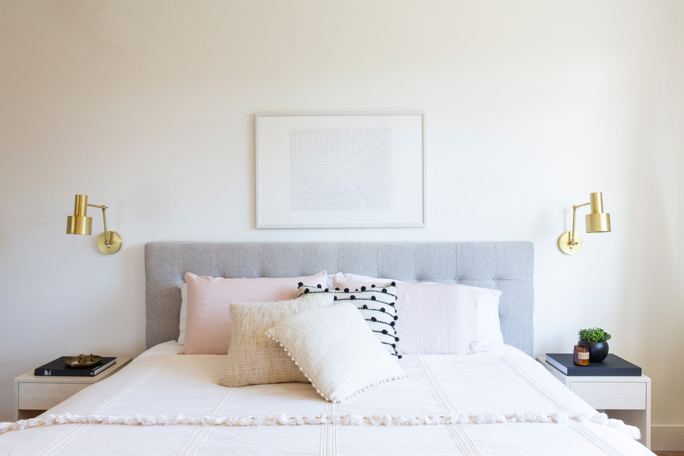 サンフランシスコにある広い北欧スタイルのおしゃれな主寝室 (白い壁、淡色無垢フローリング、暖炉なし、ベージュの床)