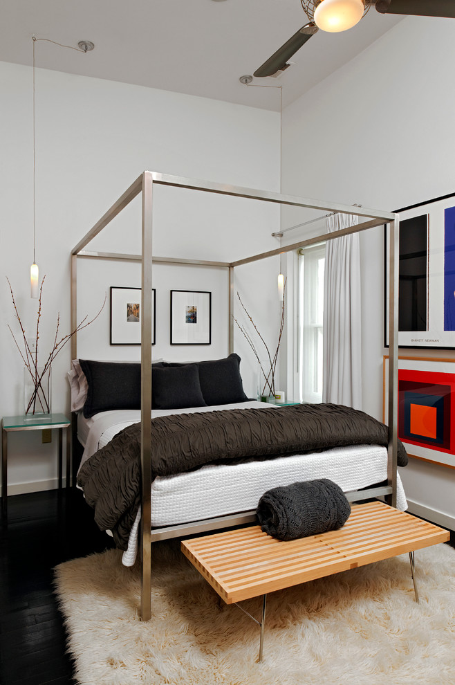 На фото: хозяйская спальня среднего размера в современном стиле с белыми стенами