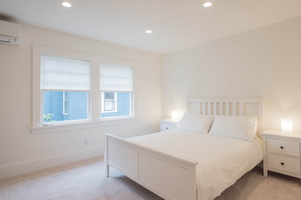 Foto de habitación de invitados de tamaño medio con paredes blancas, moqueta y suelo blanco