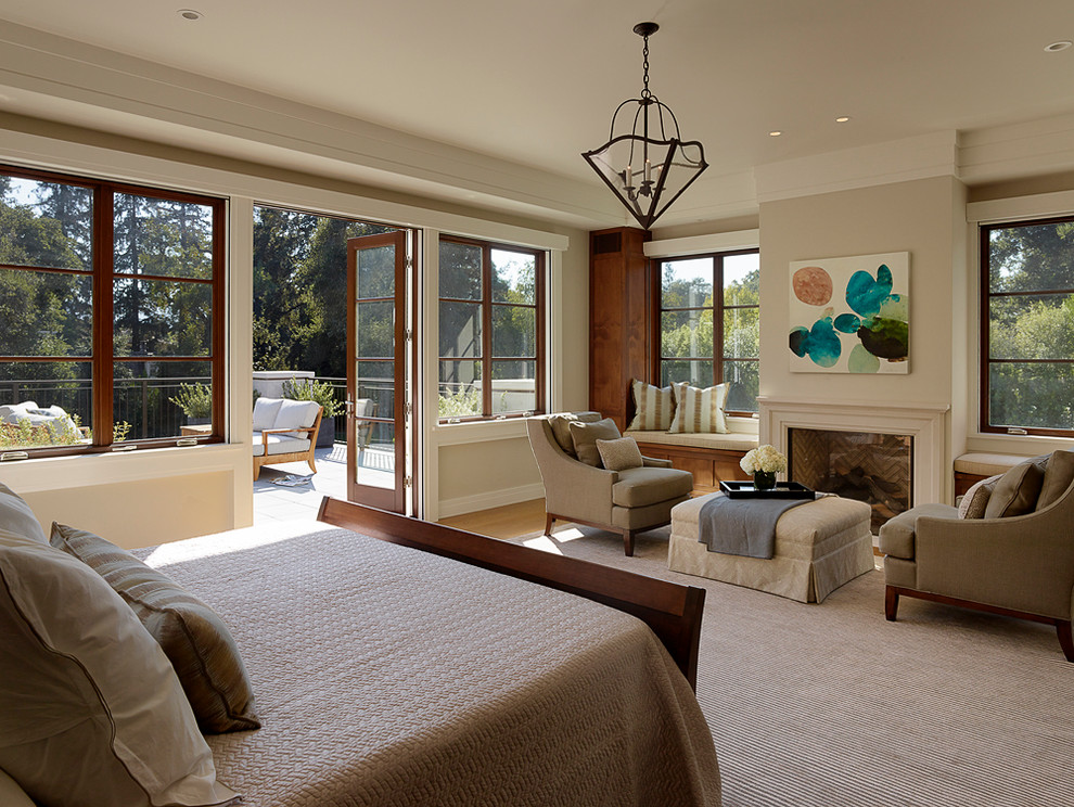 Exemple d'une grande chambre parentale tendance avec un mur gris, parquet clair, une cheminée standard et un sol beige.