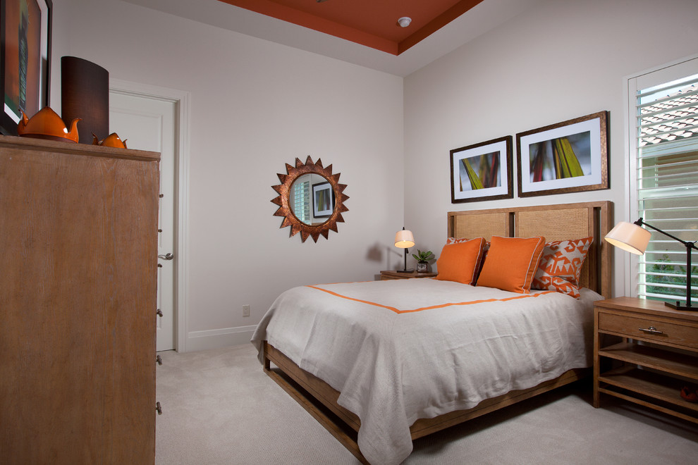 Modernes Schlafzimmer mit weißer Wandfarbe in Miami