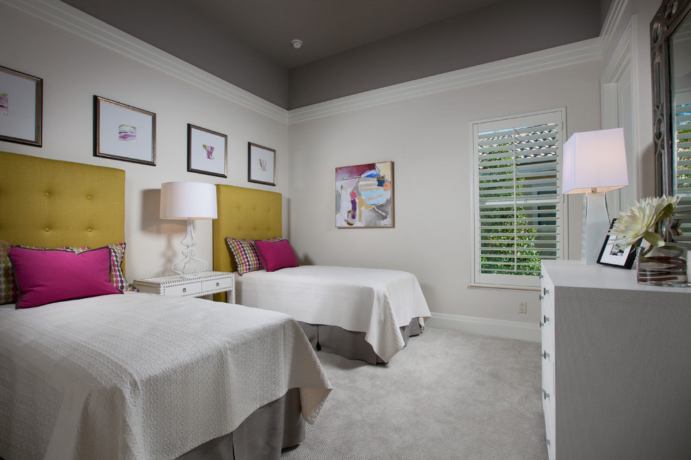 マイアミにあるトランジショナルスタイルのおしゃれな客用寝室 (グレーの壁、カーペット敷き、暖炉なし)