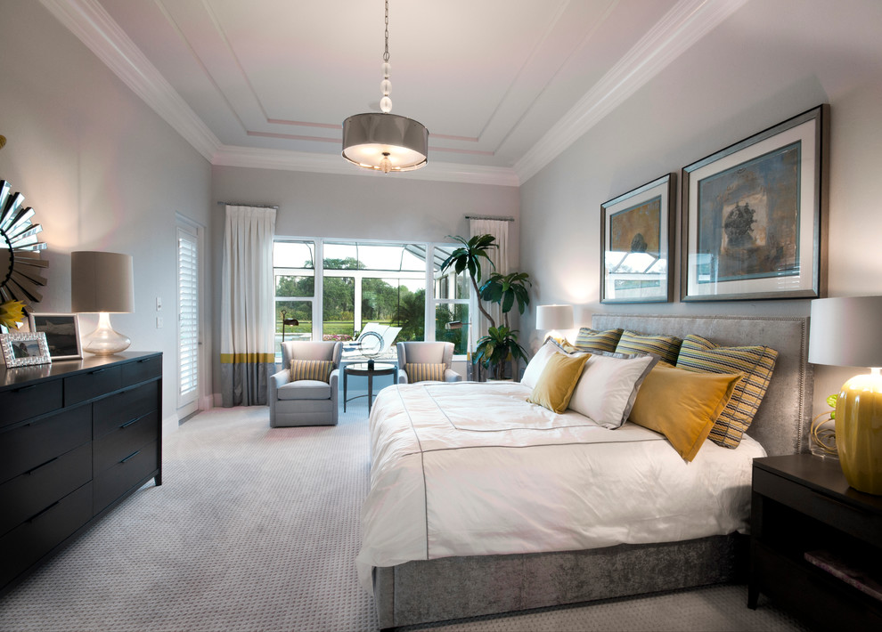 Modernes Schlafzimmer mit grauer Wandfarbe und Teppichboden in Tampa
