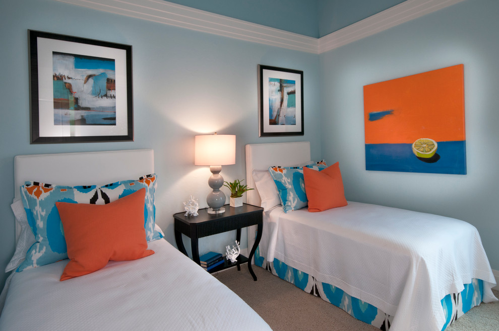Aménagement d'une chambre contemporaine avec un mur bleu.