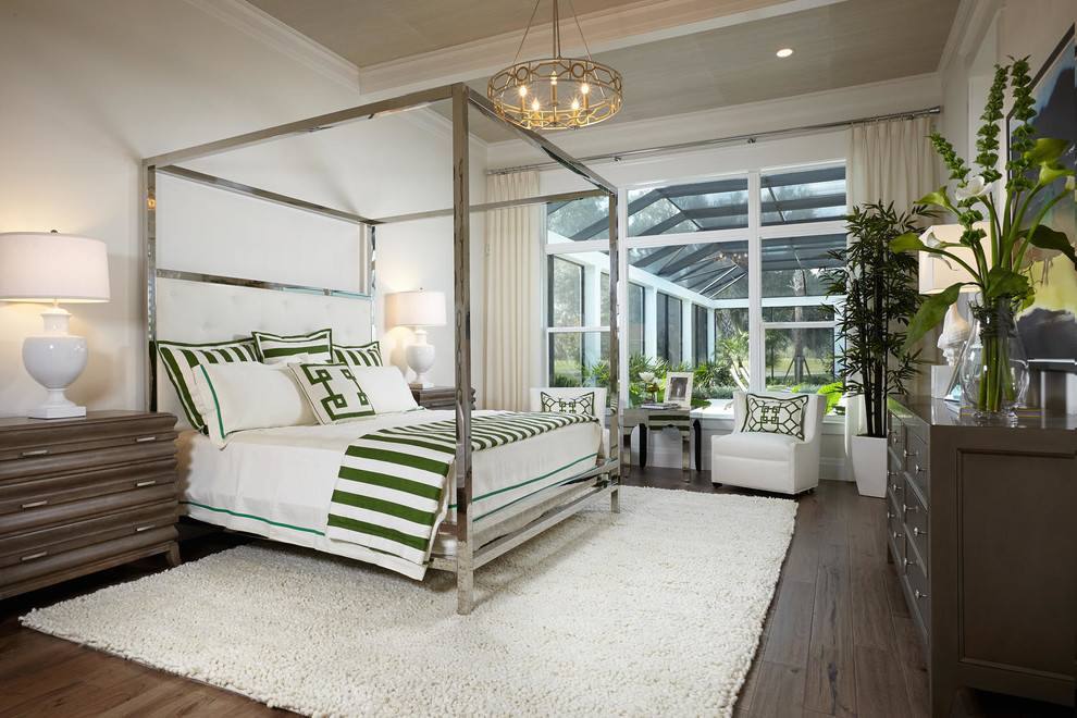 Klassisches Hauptschlafzimmer ohne Kamin mit weißer Wandfarbe und dunklem Holzboden in Tampa