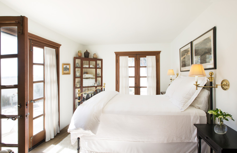 サンタバーバラにある小さな地中海スタイルのおしゃれな客用寝室 (白い壁、暖炉なし、無垢フローリング) のインテリア