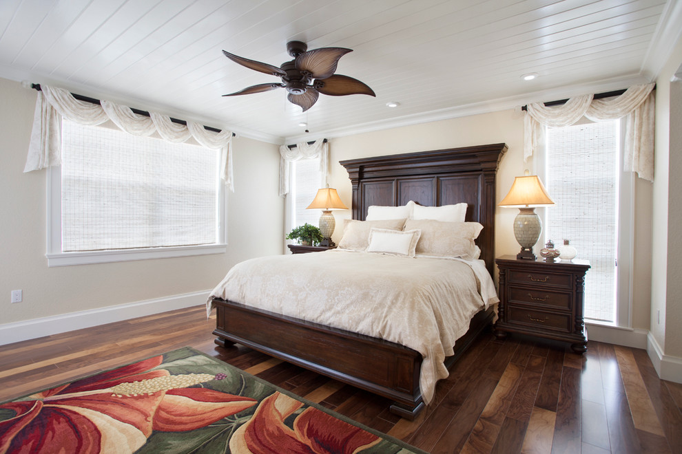 Mittelgroßes Hauptschlafzimmer ohne Kamin mit braunem Holzboden, beiger Wandfarbe und braunem Boden in Miami