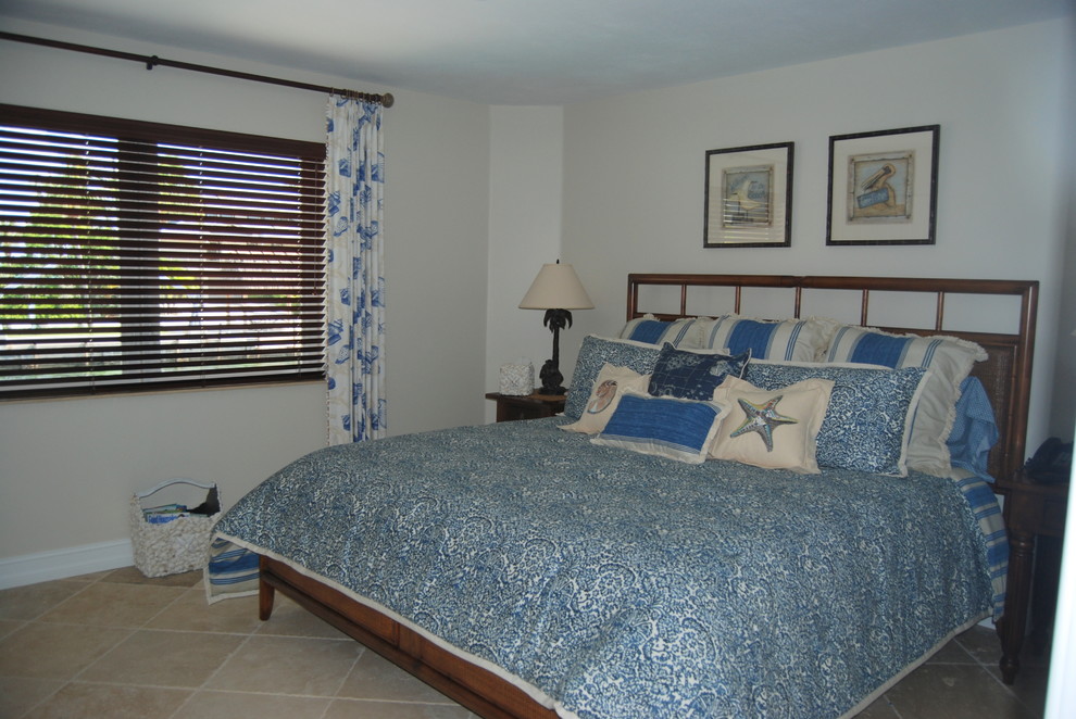 マイアミにある中くらいなトロピカルスタイルのおしゃれな客用寝室のレイアウト