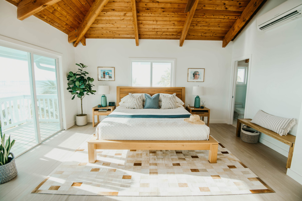 他の地域にある広いビーチスタイルのおしゃれな主寝室 (白い壁、磁器タイルの床、ベージュの床、板張り天井) のレイアウト