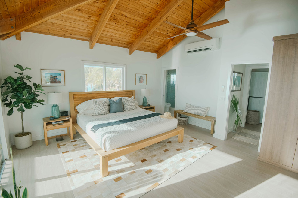 Идея дизайна: большая хозяйская спальня в морском стиле с белыми стенами, полом из керамогранита, бежевым полом и деревянным потолком