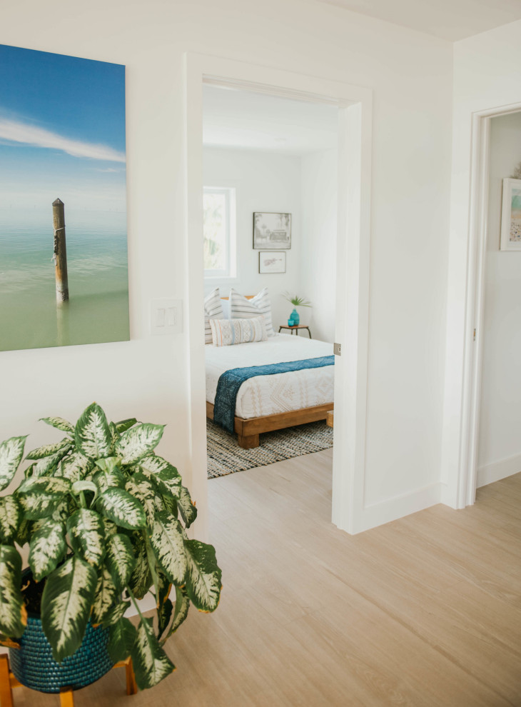 Idée de décoration pour une petite chambre d'amis marine avec un mur blanc, un sol en carrelage de porcelaine et un sol beige.
