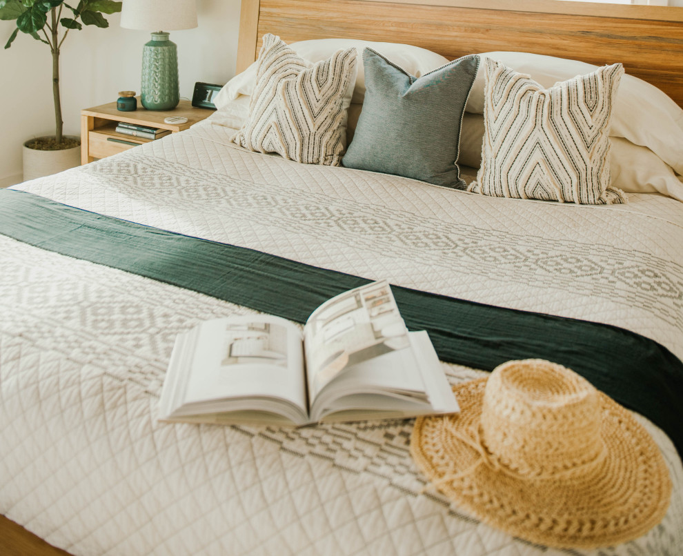 他の地域にある広いビーチスタイルのおしゃれな主寝室 (白い壁、磁器タイルの床、ベージュの床、板張り天井) のインテリア
