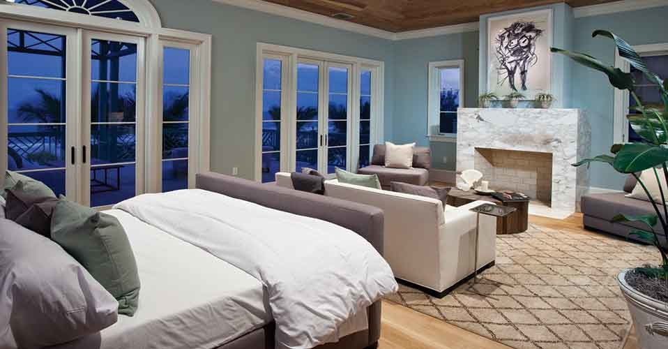 Источник вдохновения для домашнего уюта: большая хозяйская спальня в морском стиле с светлым паркетным полом, стандартным камином и фасадом камина из плитки