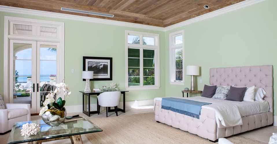 Foto di una grande camera degli ospiti tropicale con pareti verdi, pavimento con piastrelle in ceramica e nessun camino