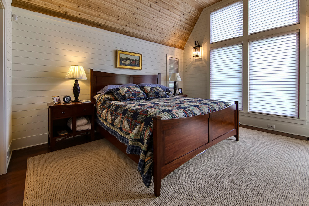 Esempio di una camera da letto country con pareti bianche, parquet scuro e pavimento marrone