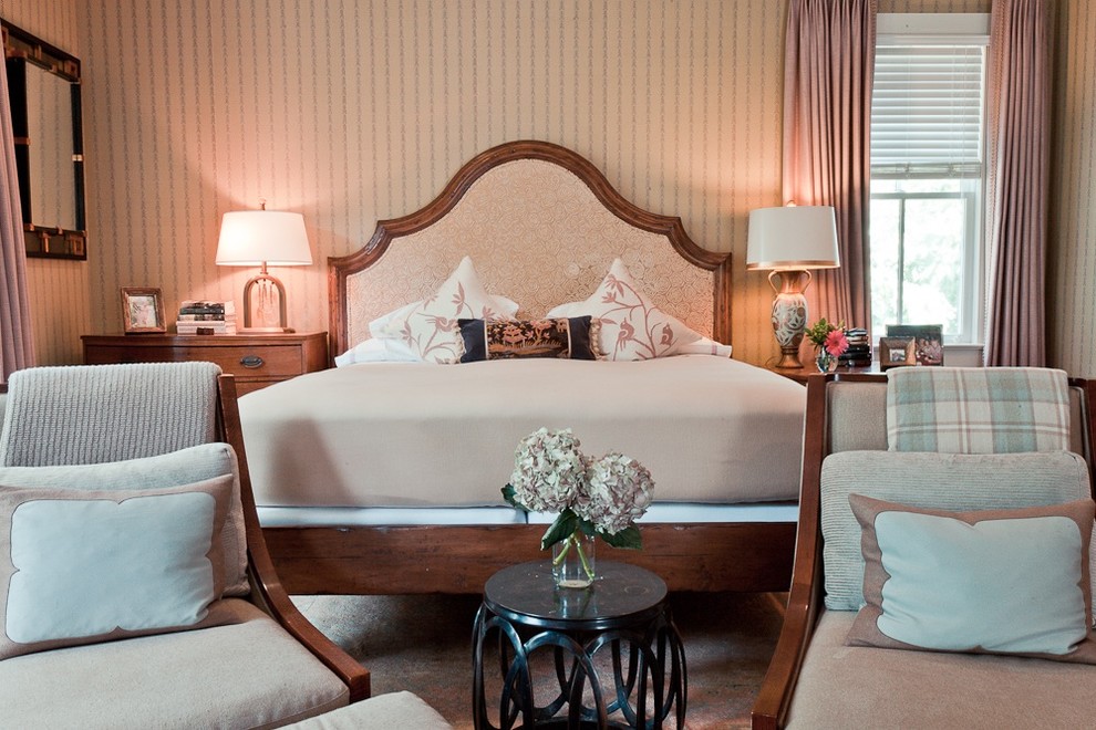 Immagine di una camera da letto eclettica con pareti beige