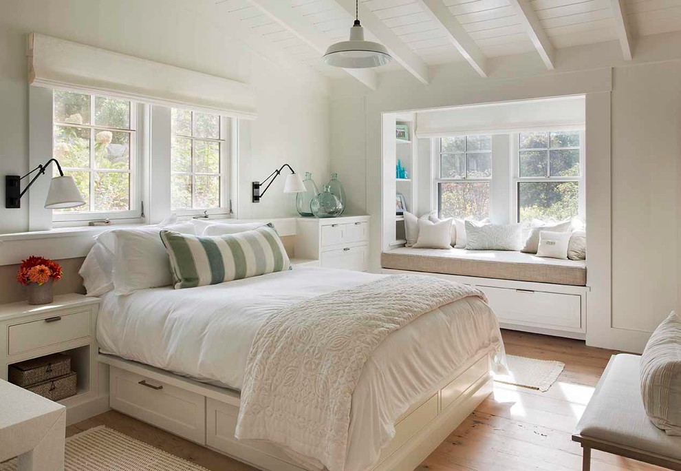 Maritimes Hauptschlafzimmer mit weißer Wandfarbe und hellem Holzboden in Boston