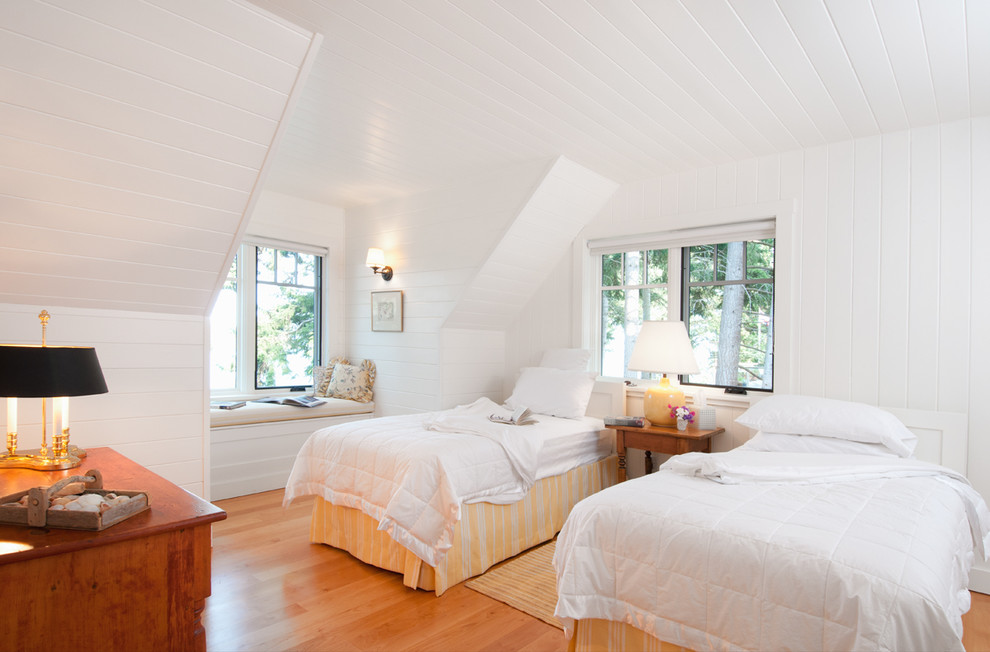 Imagen de habitación de invitados marinera con paredes blancas y suelo de madera en tonos medios