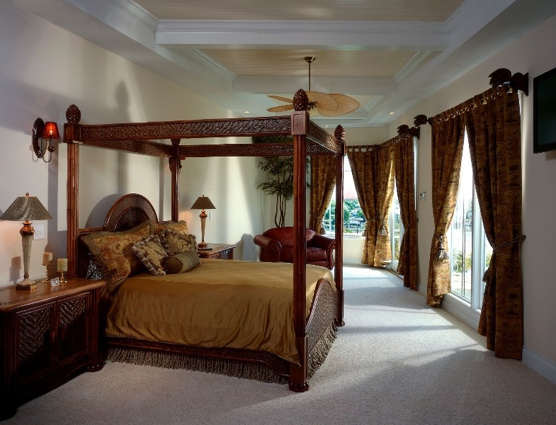 Großes Hauptschlafzimmer ohne Kamin mit beiger Wandfarbe, Teppichboden und beigem Boden in Tampa