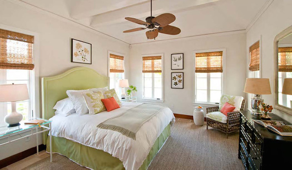チャールストンにある中くらいなビーチスタイルのおしゃれな客用寝室 (白い壁、セラミックタイルの床、暖炉なし、茶色い床) のインテリア