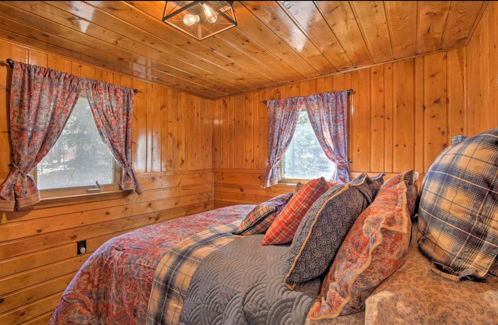 Modelo de habitación de invitados rural pequeña con paredes marrones, moqueta y suelo gris