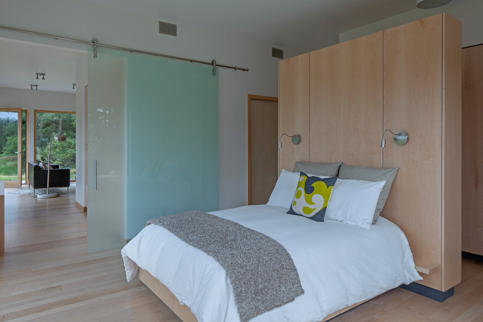 Diseño de dormitorio principal contemporáneo de tamaño medio con paredes blancas, suelo de madera clara y suelo beige